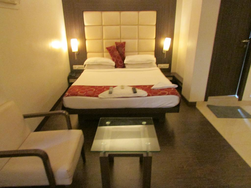 Hotel Mourya Residency Тане Екстериор снимка