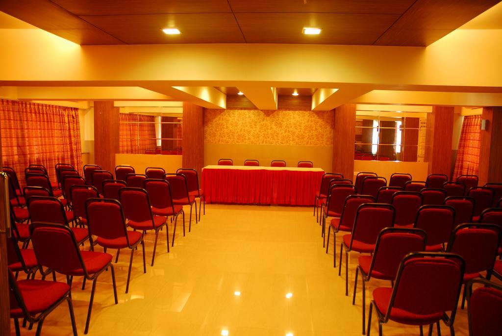 Hotel Mourya Residency Тане Екстериор снимка