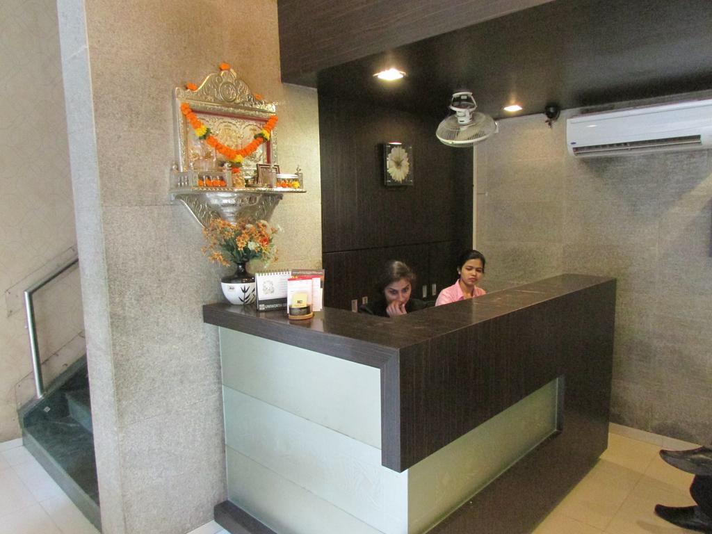Hotel Mourya Residency Тане Екстериор снимка