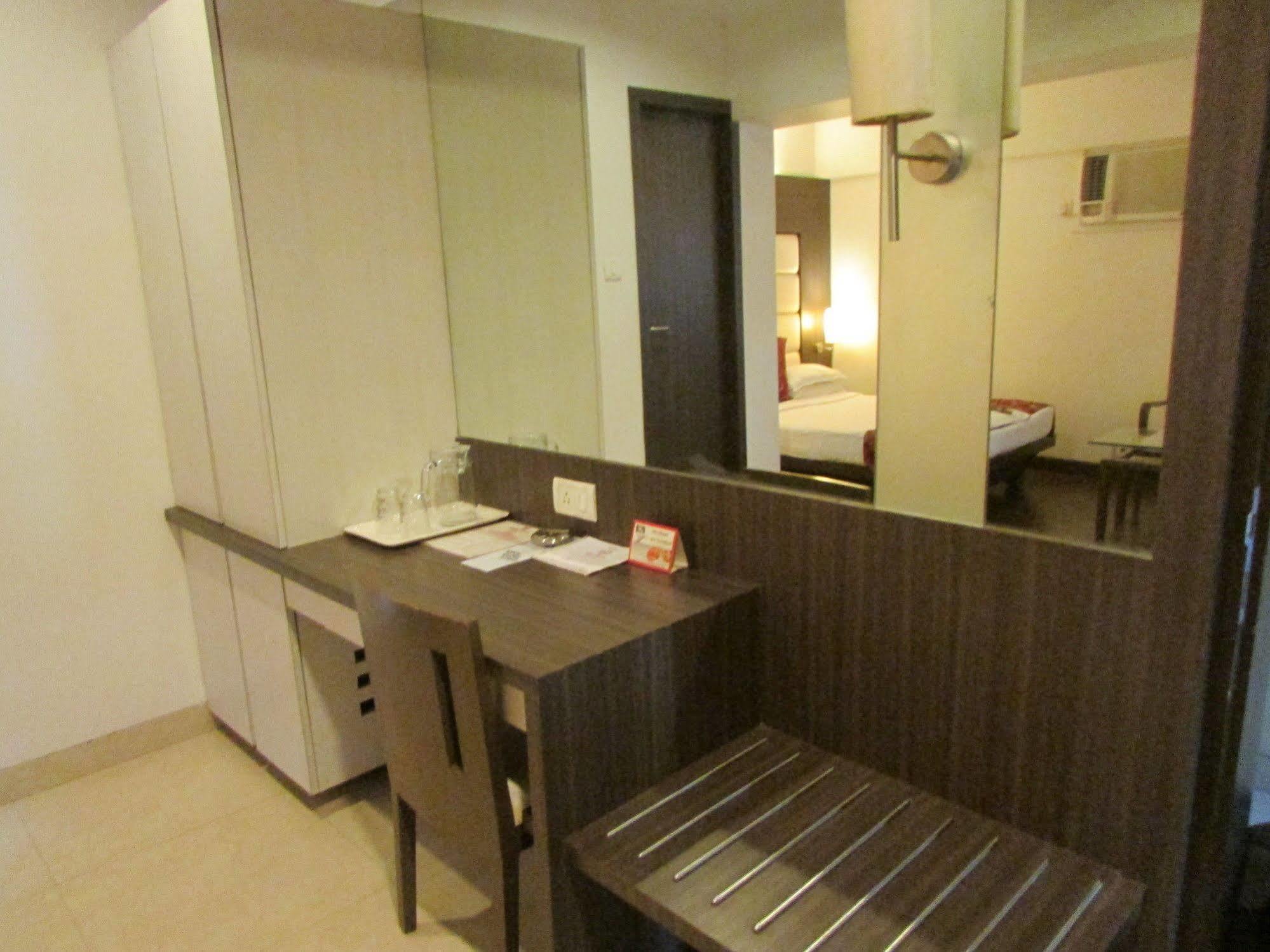 Hotel Mourya Residency Тане Екстериор снимка