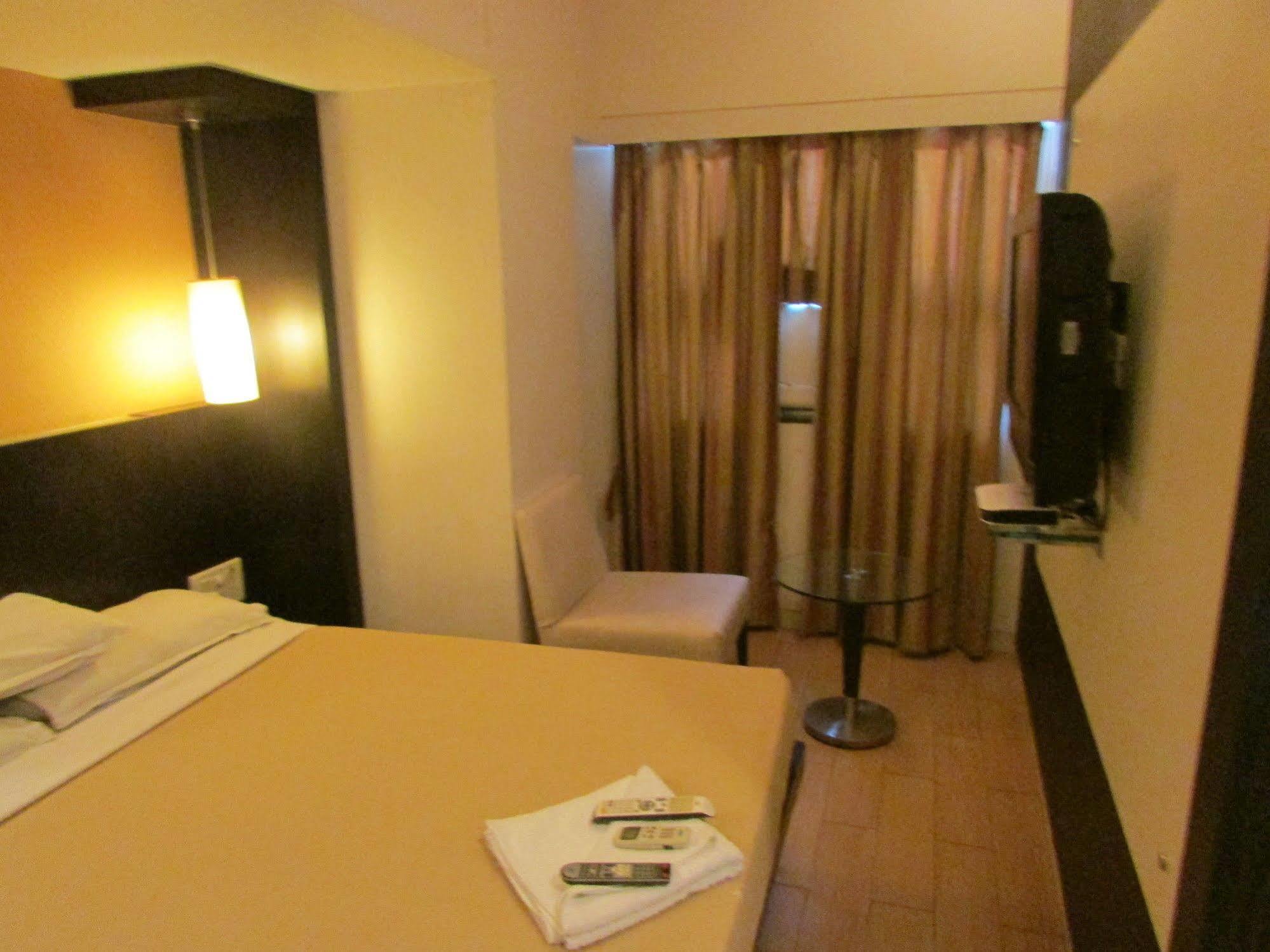 Hotel Mourya Residency Тане Екстериор снимка