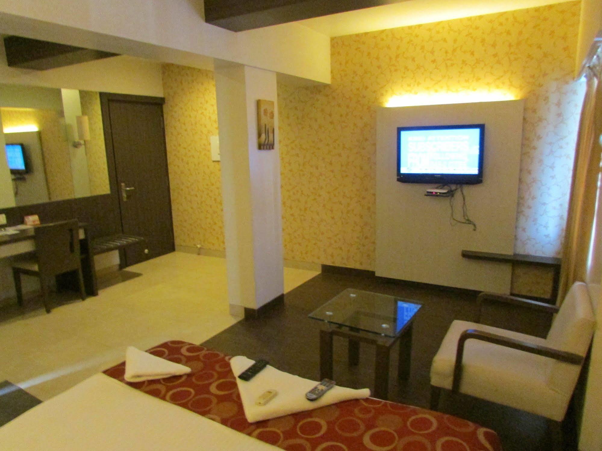 Hotel Mourya Residency Тане Екстериор снимка