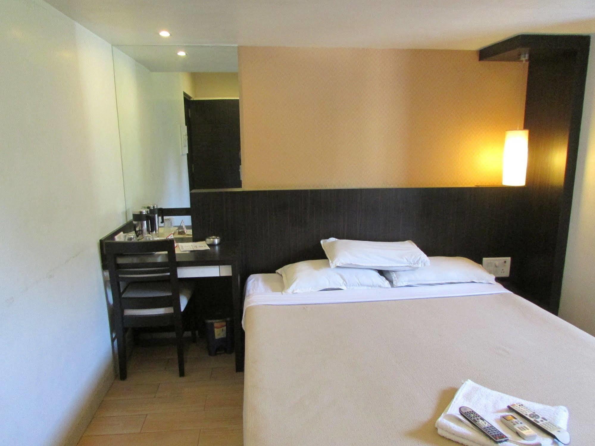 Hotel Mourya Residency Тане Екстериор снимка
