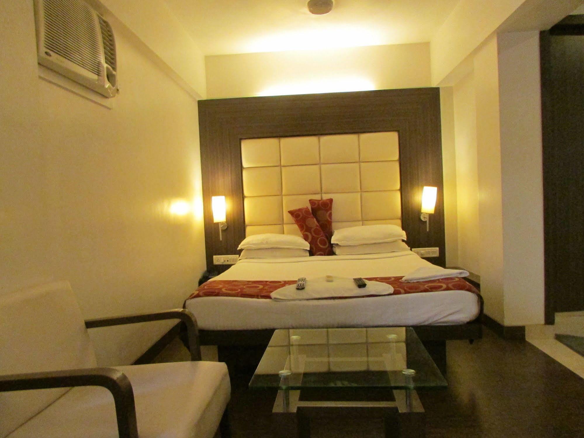 Hotel Mourya Residency Тане Екстериор снимка