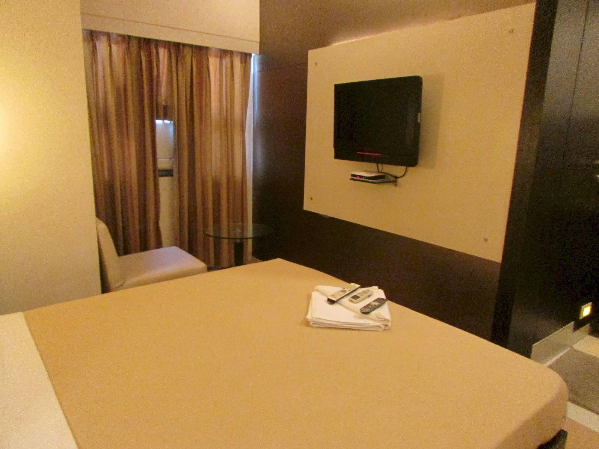 Hotel Mourya Residency Тане Екстериор снимка