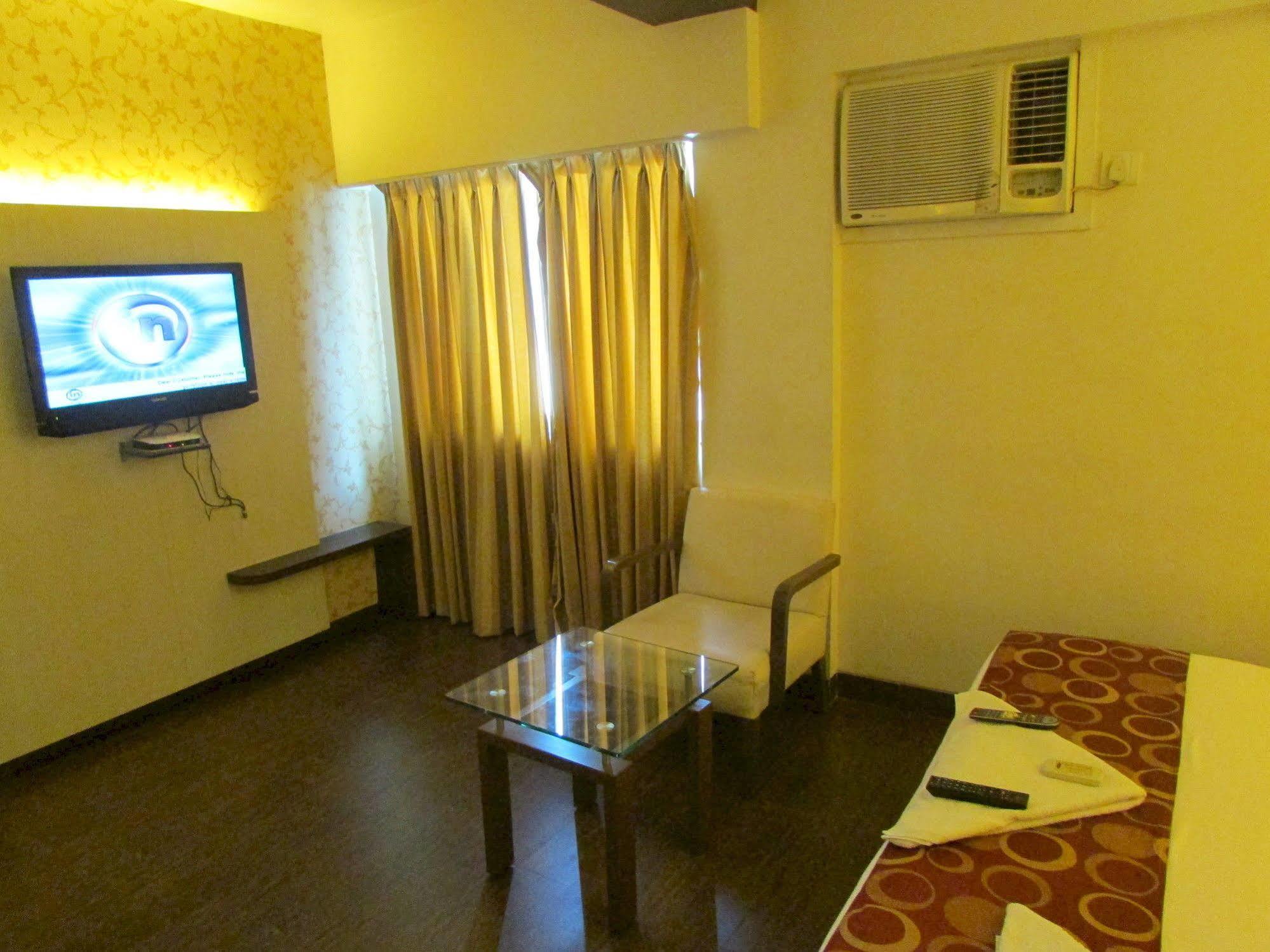 Hotel Mourya Residency Тане Екстериор снимка