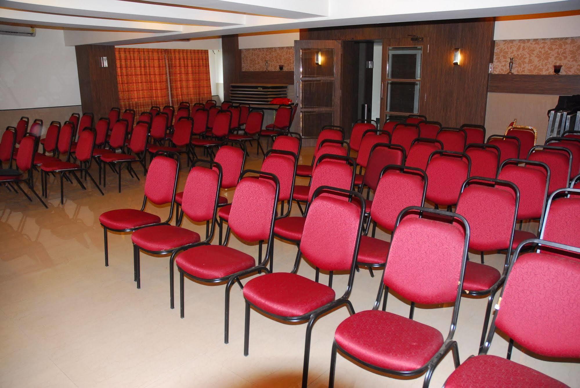 Hotel Mourya Residency Тане Екстериор снимка