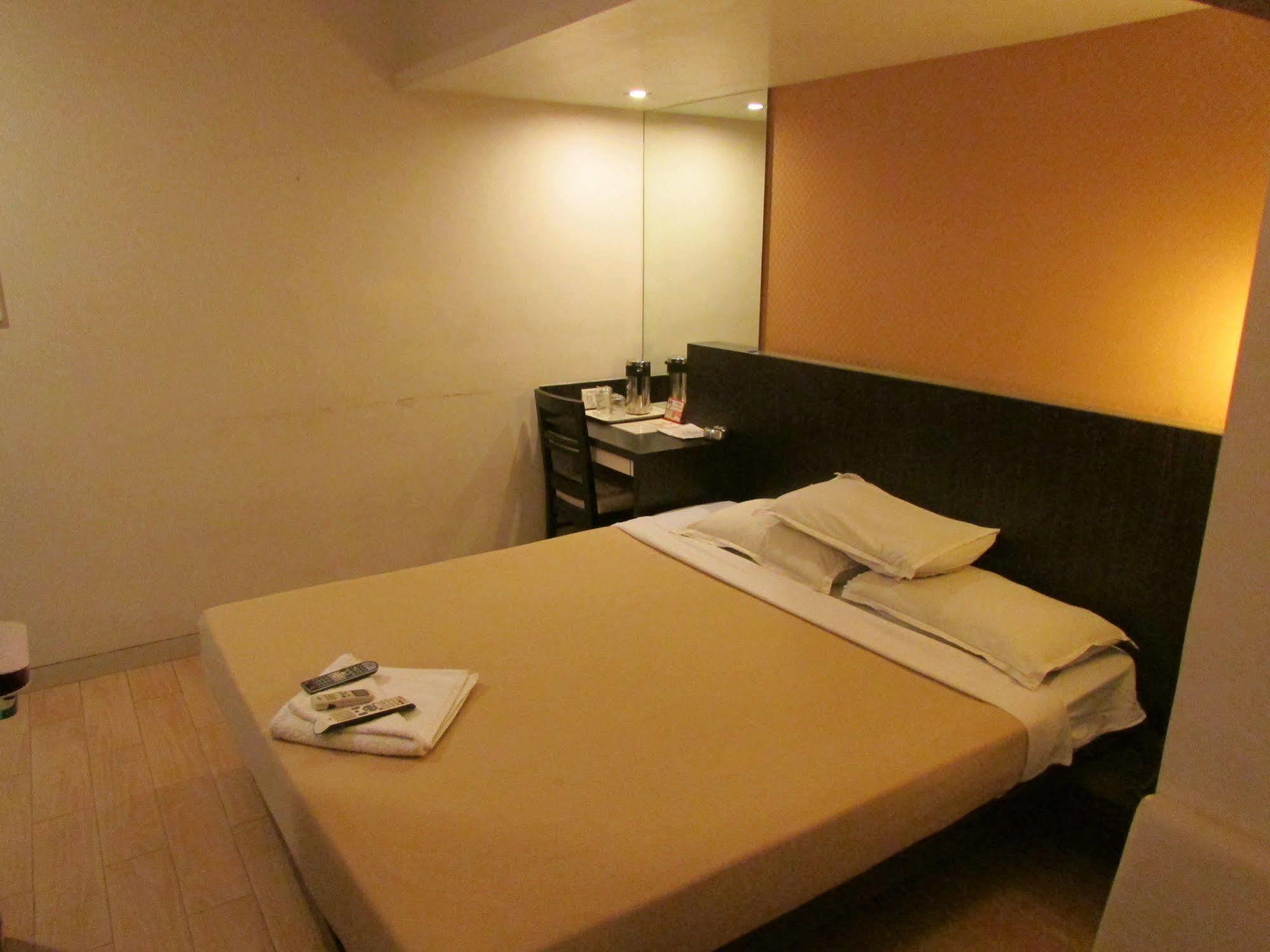 Hotel Mourya Residency Тане Екстериор снимка