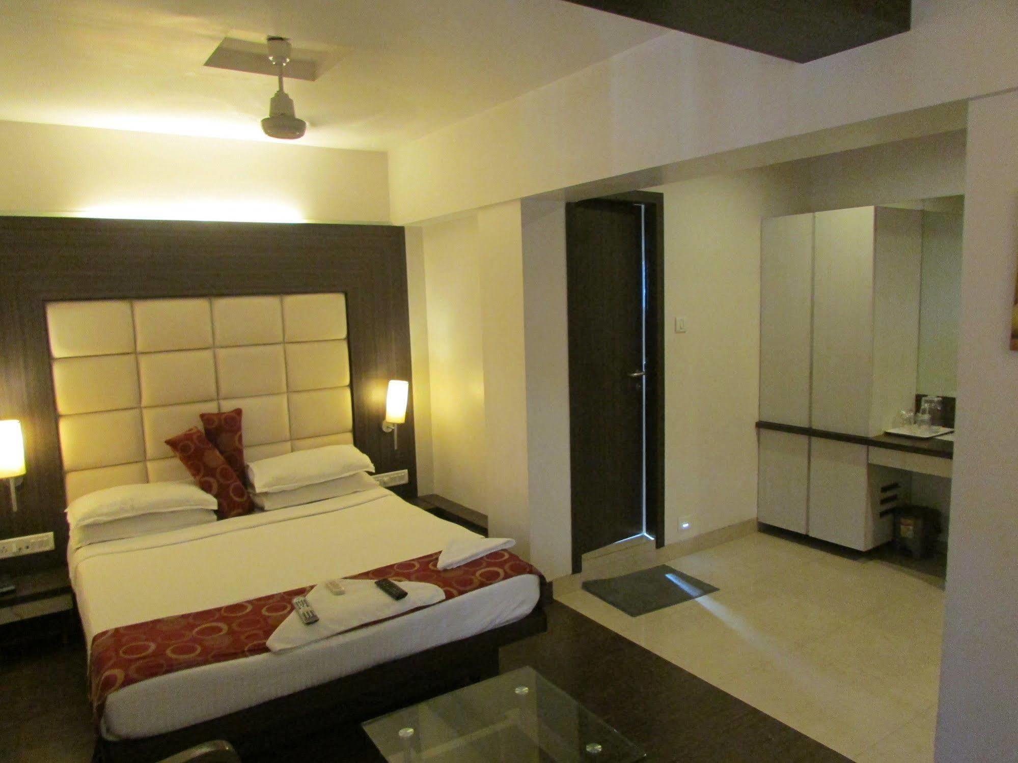 Hotel Mourya Residency Тане Екстериор снимка