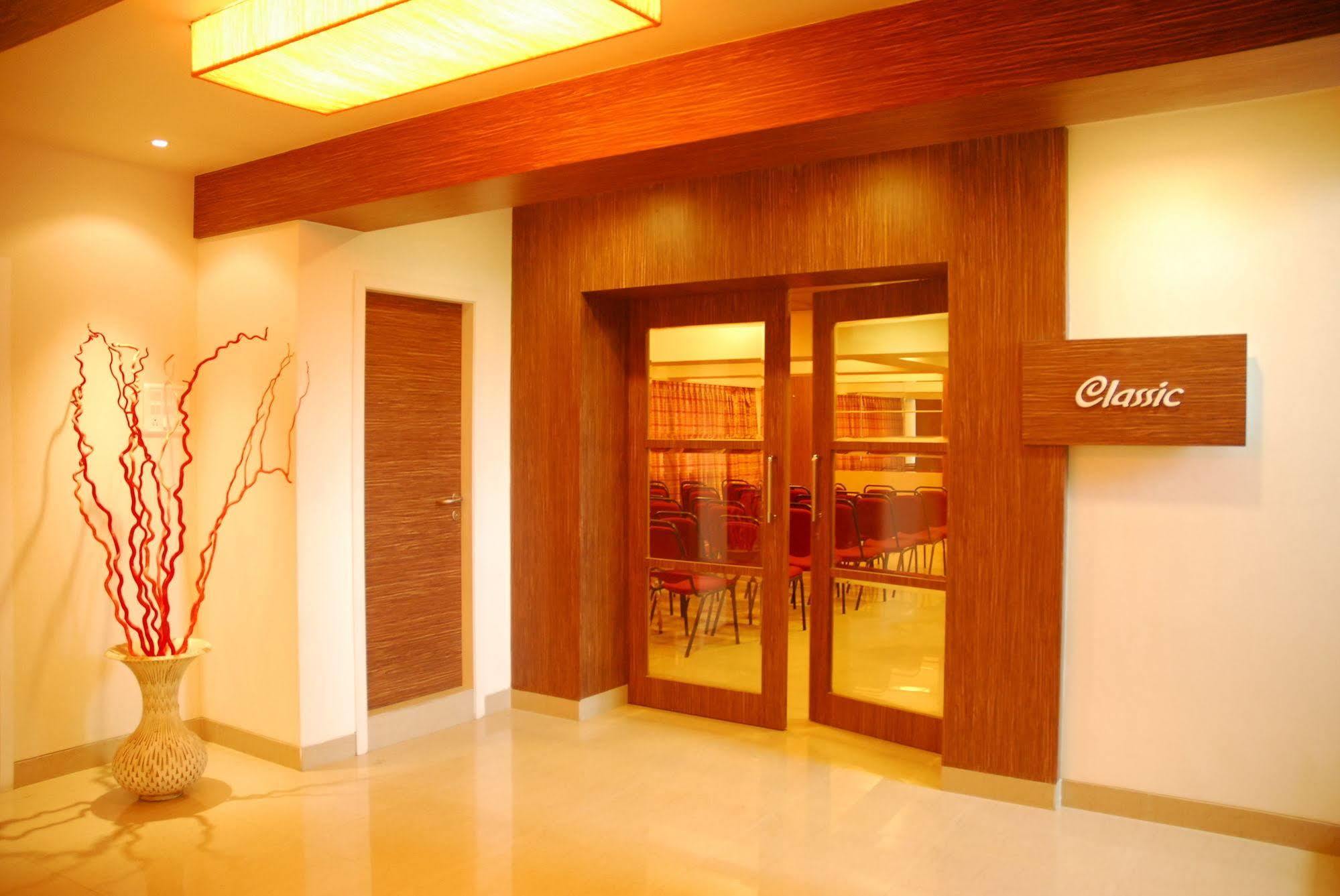 Hotel Mourya Residency Тане Екстериор снимка