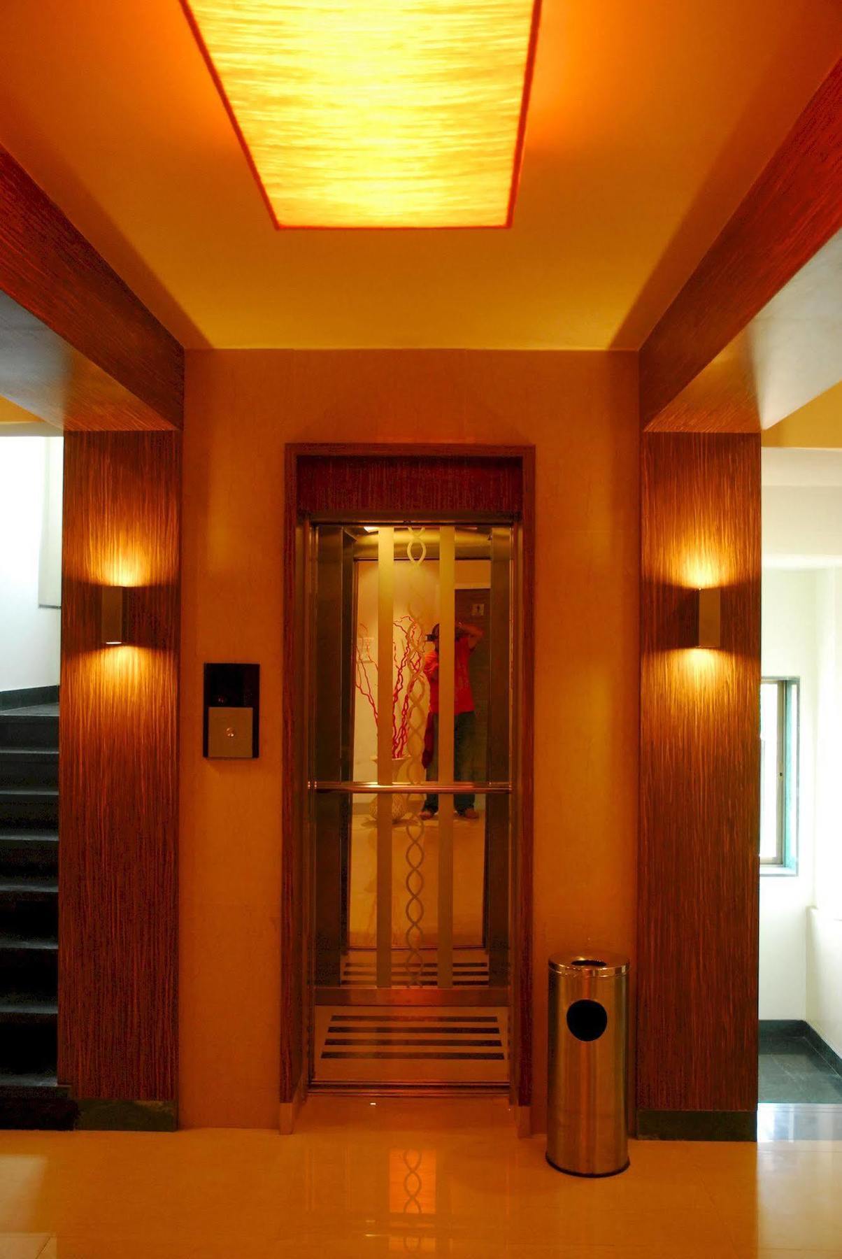 Hotel Mourya Residency Тане Екстериор снимка