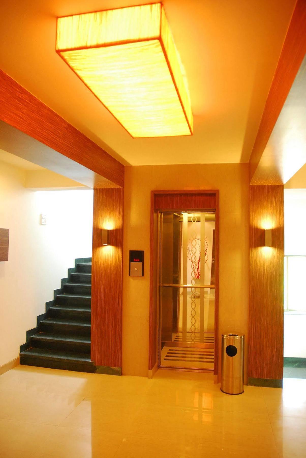 Hotel Mourya Residency Тане Екстериор снимка
