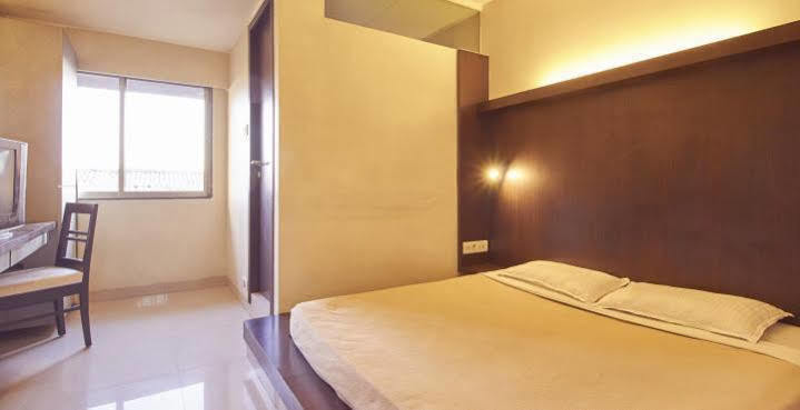Hotel Mourya Residency Тане Екстериор снимка