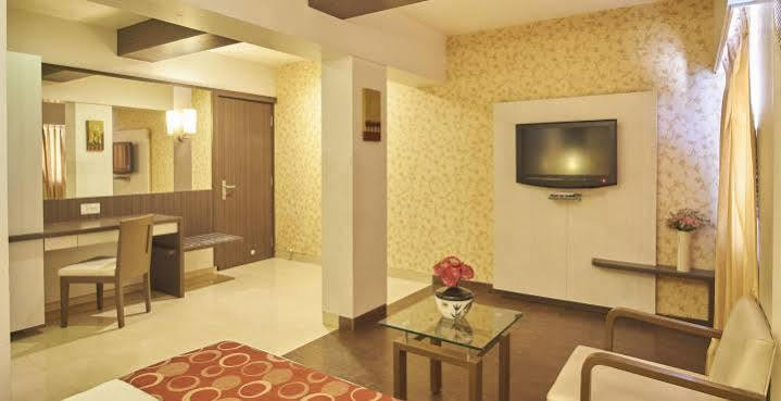 Hotel Mourya Residency Тане Екстериор снимка